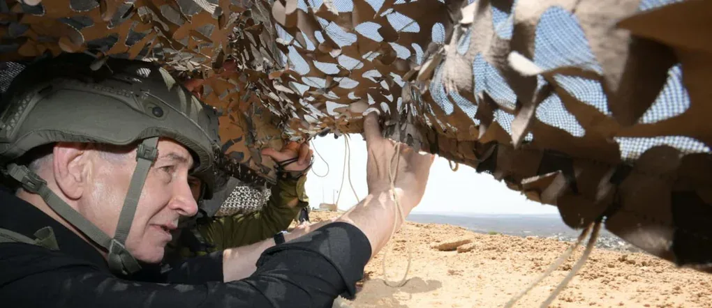 Una foto fornita dall’Ufficio Stampa del Primo Ministro israeliano mostra Benjamin Netanyahu in visita a una postazione delle Forze di Difesa Israeliane (IDF) vicino alla Linea Gialla, all’interno della Striscia di Gaza, il 2 settembre 2026. ANSA/Ufficio stampa del primo ministro israeliano