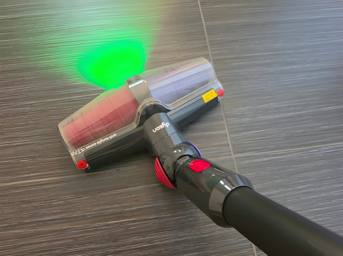 Una scopa elettrica wireless che svuota da sola la polvere: abbiamo provato la Dyson V10 Konical