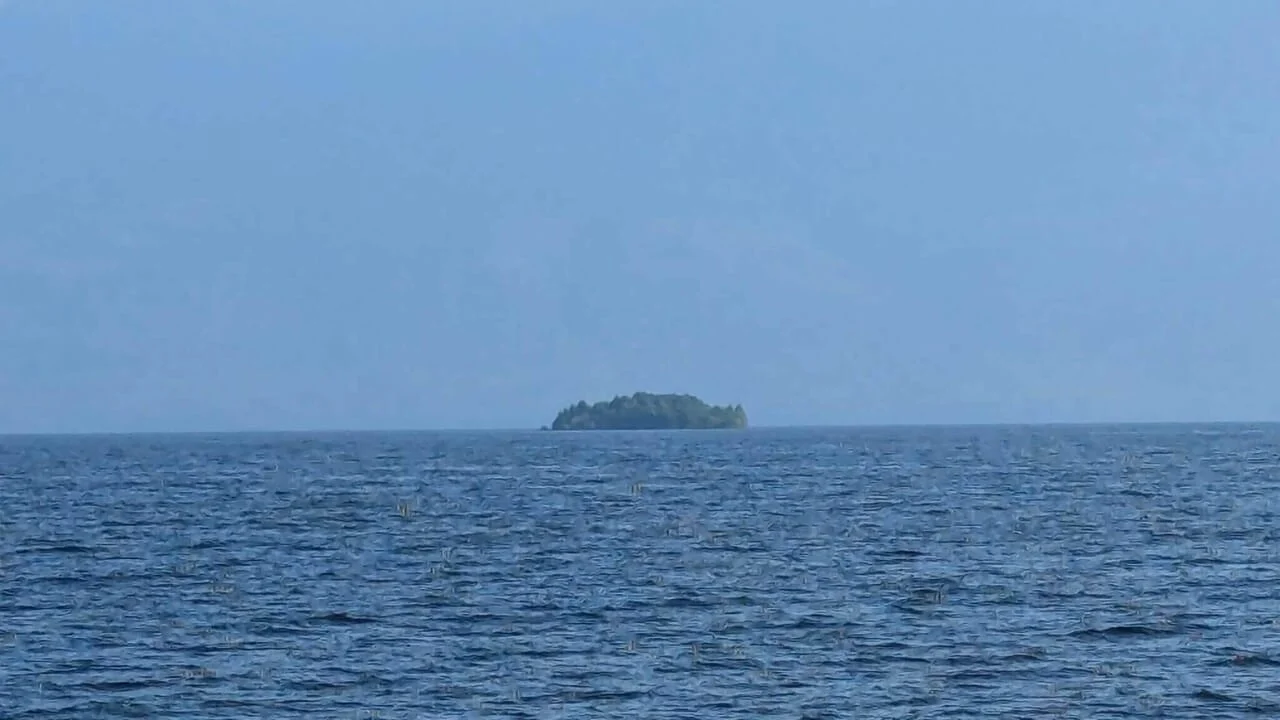 Un'isola di 10.000 metri quadri vaga nel lago Williston: le immagini satellitari svelano il mistero