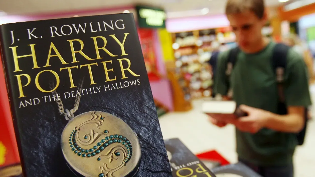 Uno dei celebri libri di J.K Rowling (Epa)