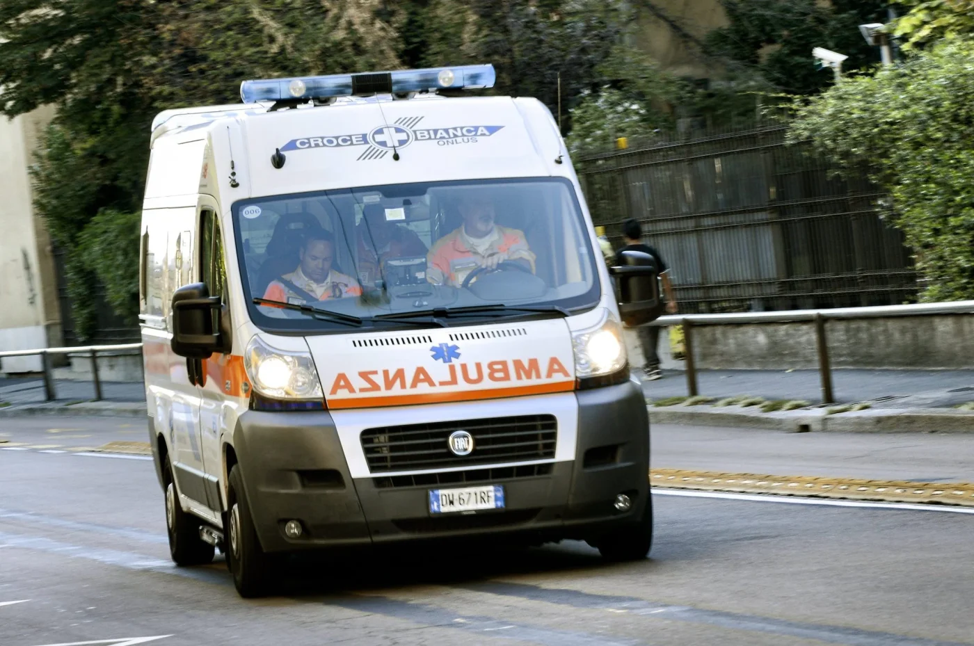Val Brembana, precipita per 15 metri mentre cerca funghi: morta una donna di 43 anni a Camerata Cornello
