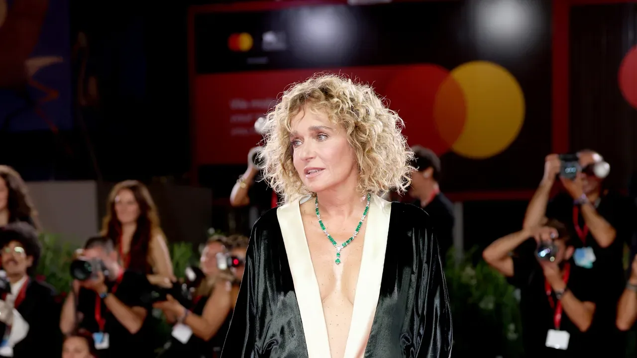 Valeria Golino a Venezia 2026: i 2 look tra denim rock e velluto scollato