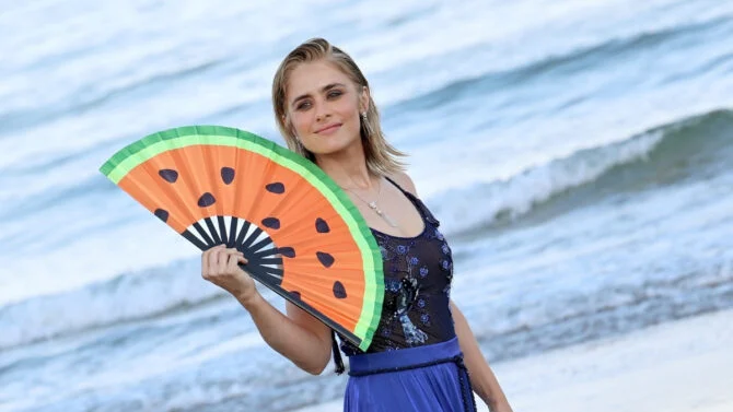 Venezia 83: Greta Scarano apre al Lido in Armani e con il ventaglio pro-Palestina