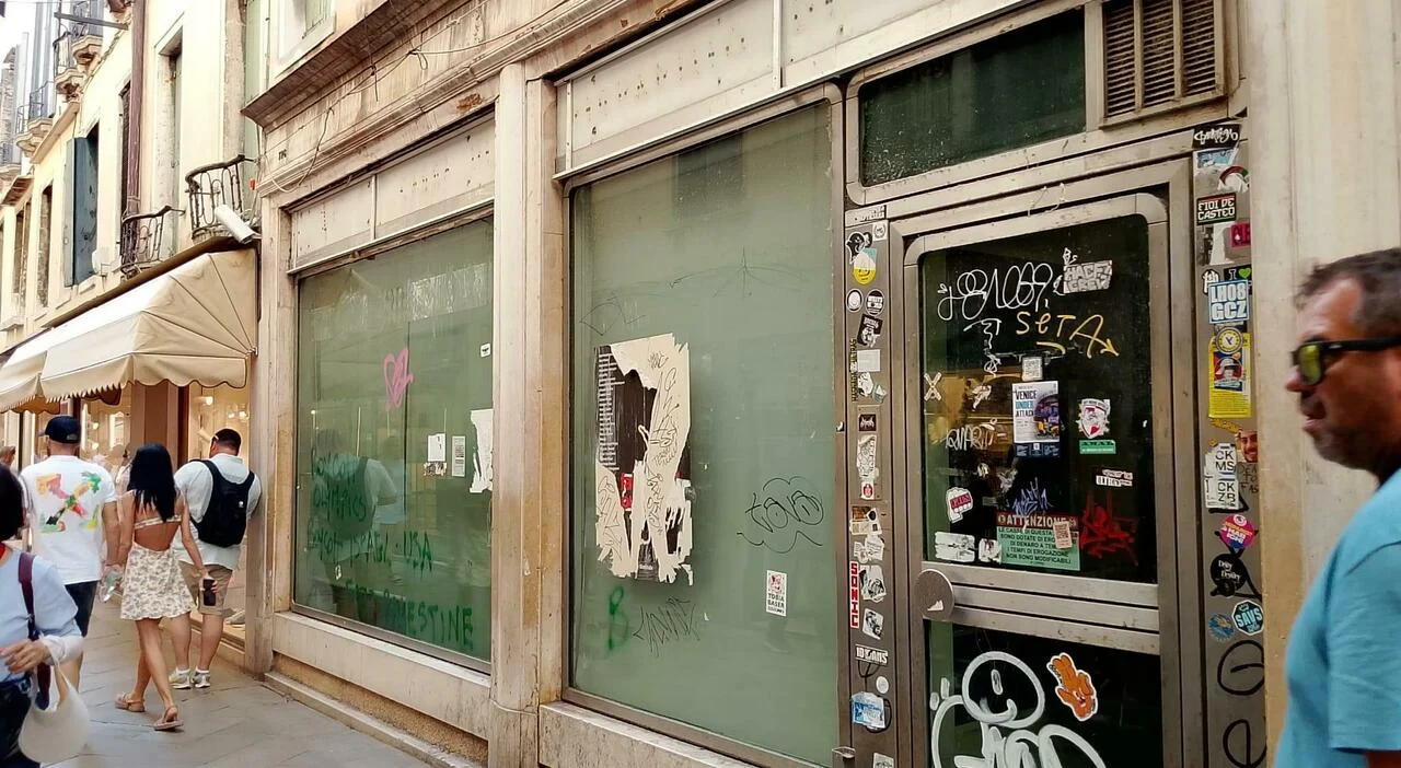 Venezia, affitti fino a 12mila euro per 30 metri quadri: la crisi svuota le Mercerie