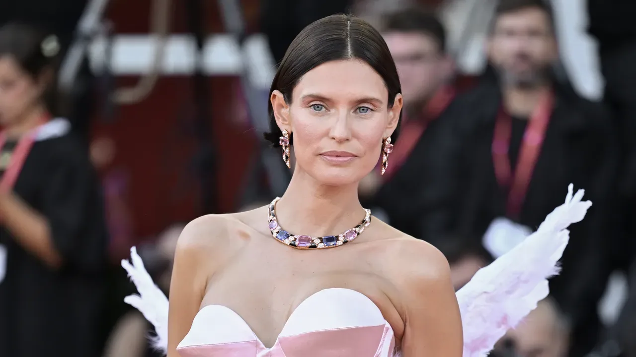 Venezia: Bianca Balti e i 7 prodotti Clé de Peau dietro il suo clean make-up