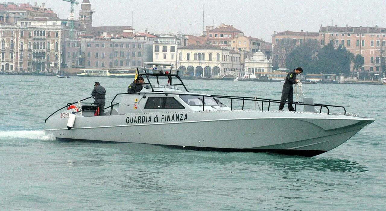 Venezia, condominio trasformato in hotel da 24 camere e 48 posti letto: scatta la denuncia