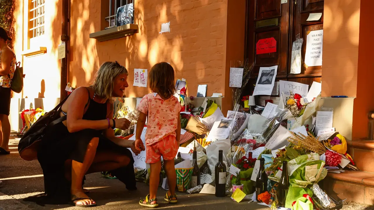 Via Paolo Fabbri 43, i fiori lasciati per Francesco Guccini (FotoSchicchi)
