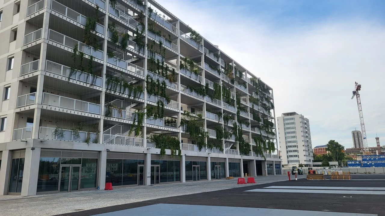 Villaggio Olimpico a Milano: 1.700 studenti tra alloggi moderni, buio e zero negozi