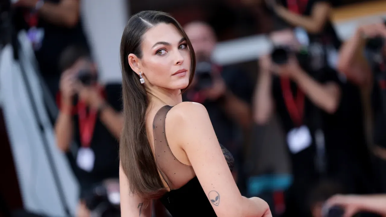 Vittoria Ceretti a Venezia 2026: l'abito custom Giorgio Armani Privé in velluto e cristalli
