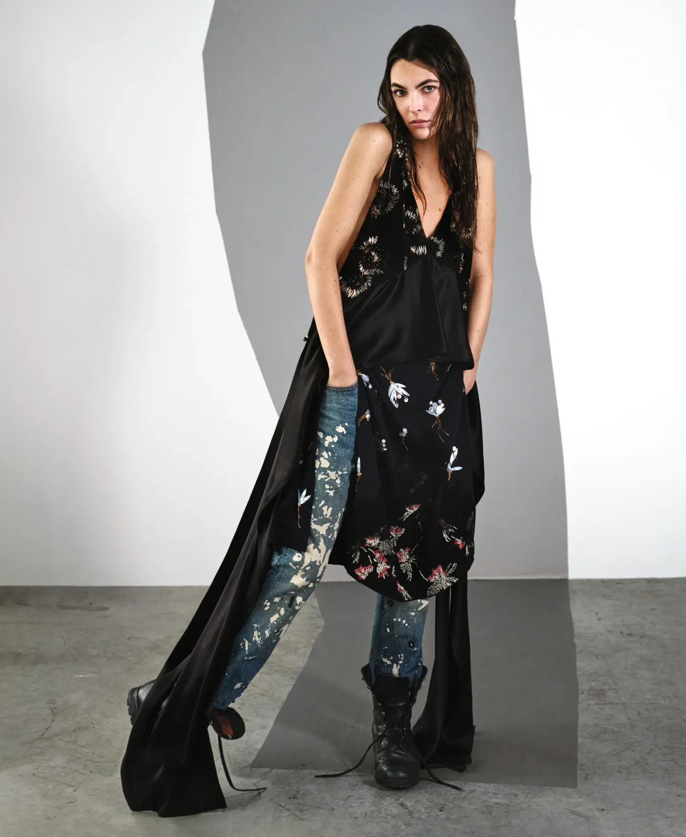 Vittoria Ceretti. Abito in seta ricamato con perline e madreperla CHANEL jeans con schizzi di vernice e stivali militari...