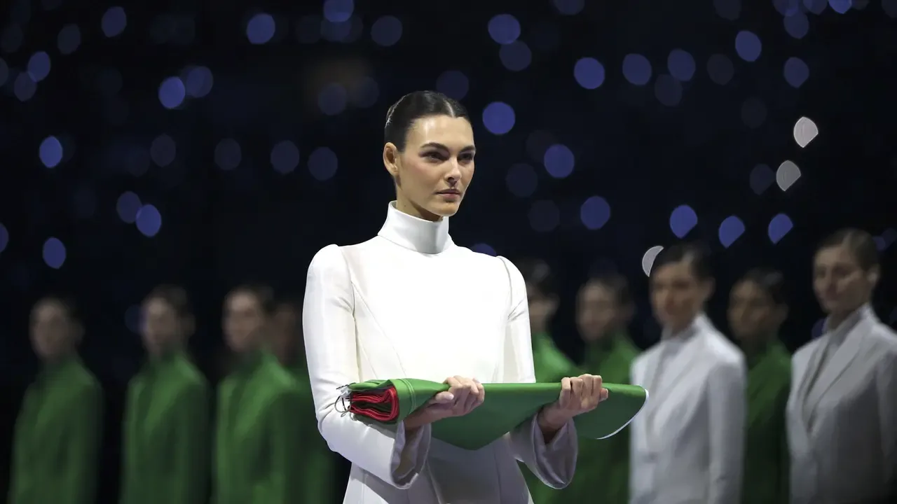 Vittoria Ceretti alla cerimonia di apertura delle Olimpiadi di Milano Cortina