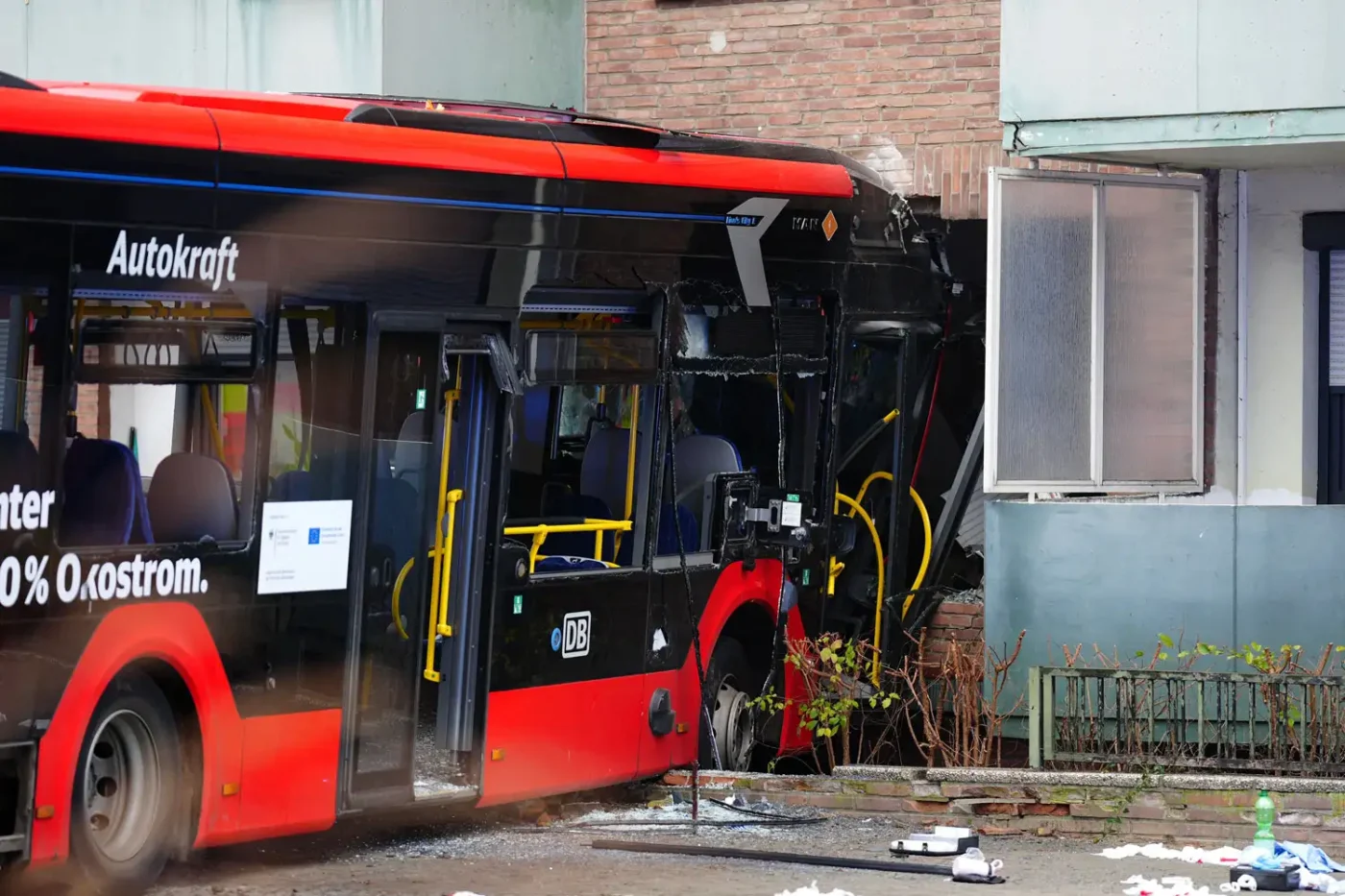 A bus involved in an accident is parked in front of a house. A school bus carrying about 20 children crashed this morning in Bad Oldesloe, Schleswig-Holstein, and collided with the wall of a house. According to current information, several passengers and the bus driver were injured, police reported.