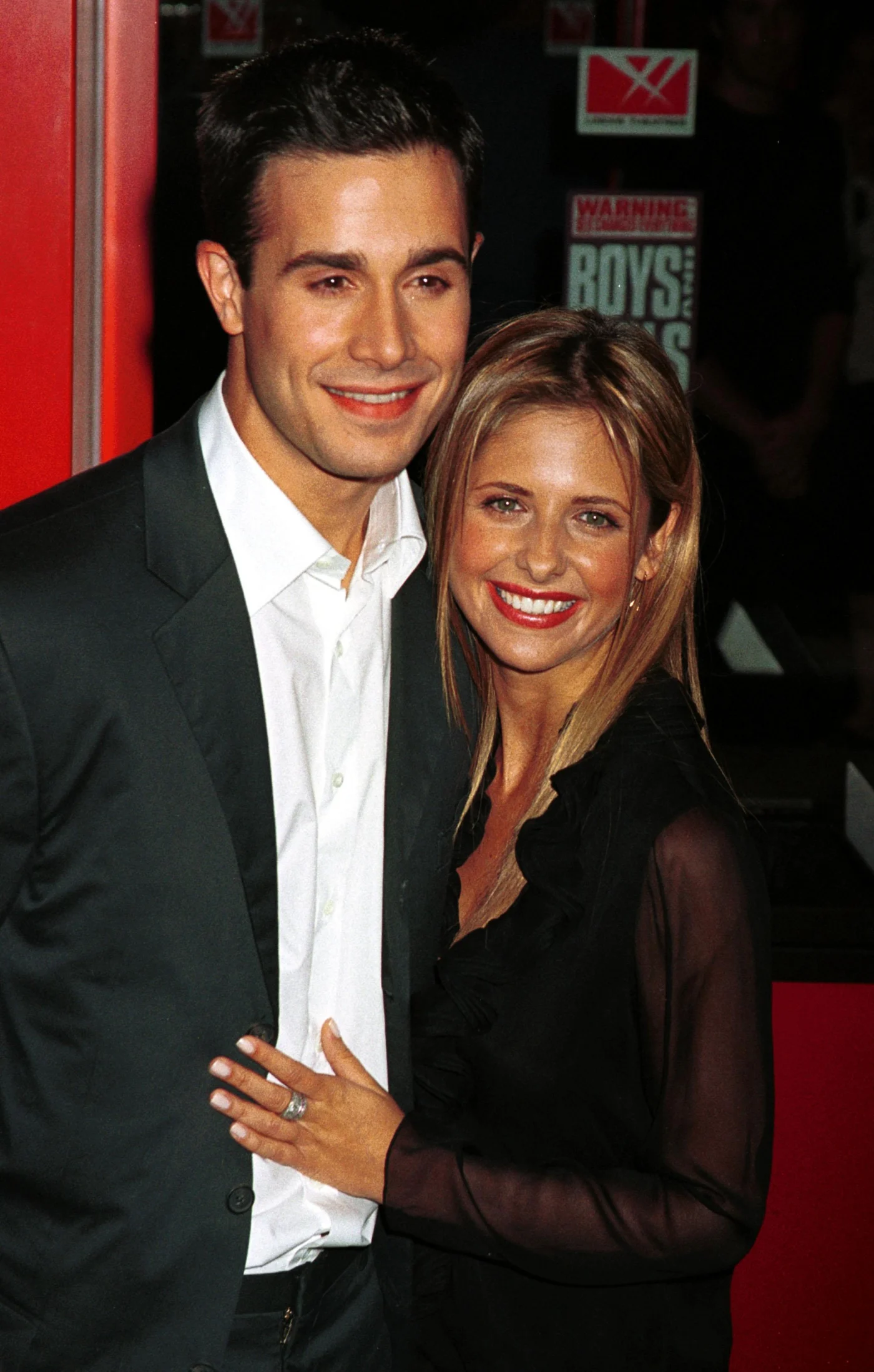 Actor Freddie Prinze Jr. and actress Sarah Michelle Gellar attending a film premiere.
