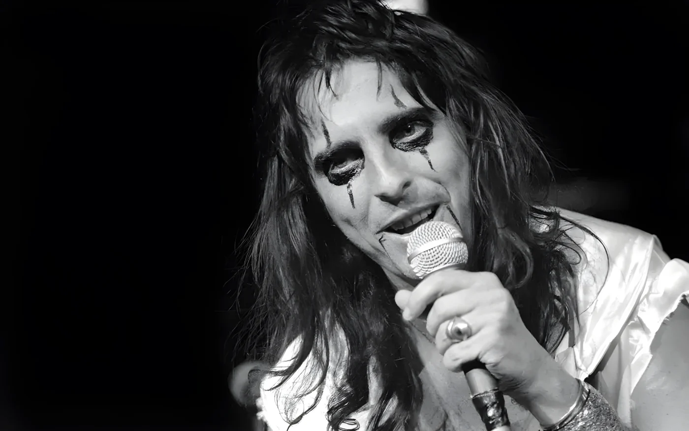 Alice Cooper (born Vincent Furnier) performs onstage at the University of Michigan's Crisler Arena, Ann Arbor, Michigan, December 12, 1973. (Photo by Steve Kagan/Getty Images)