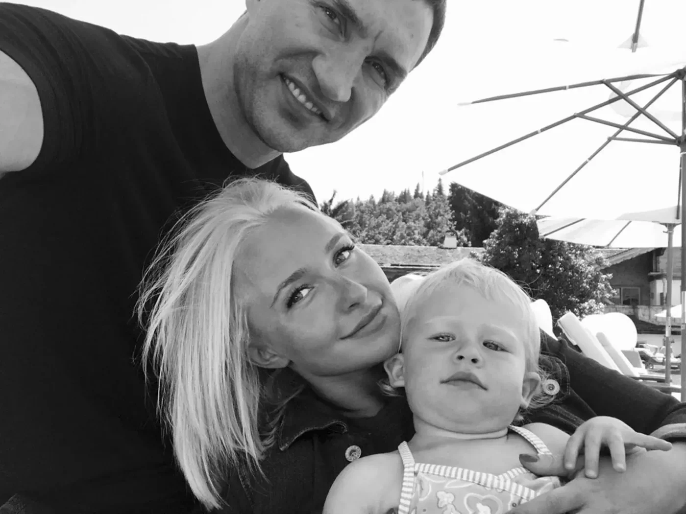 Black and white selfie of Wladimir Klitschko, Hayden Panettiere, and their daughter.