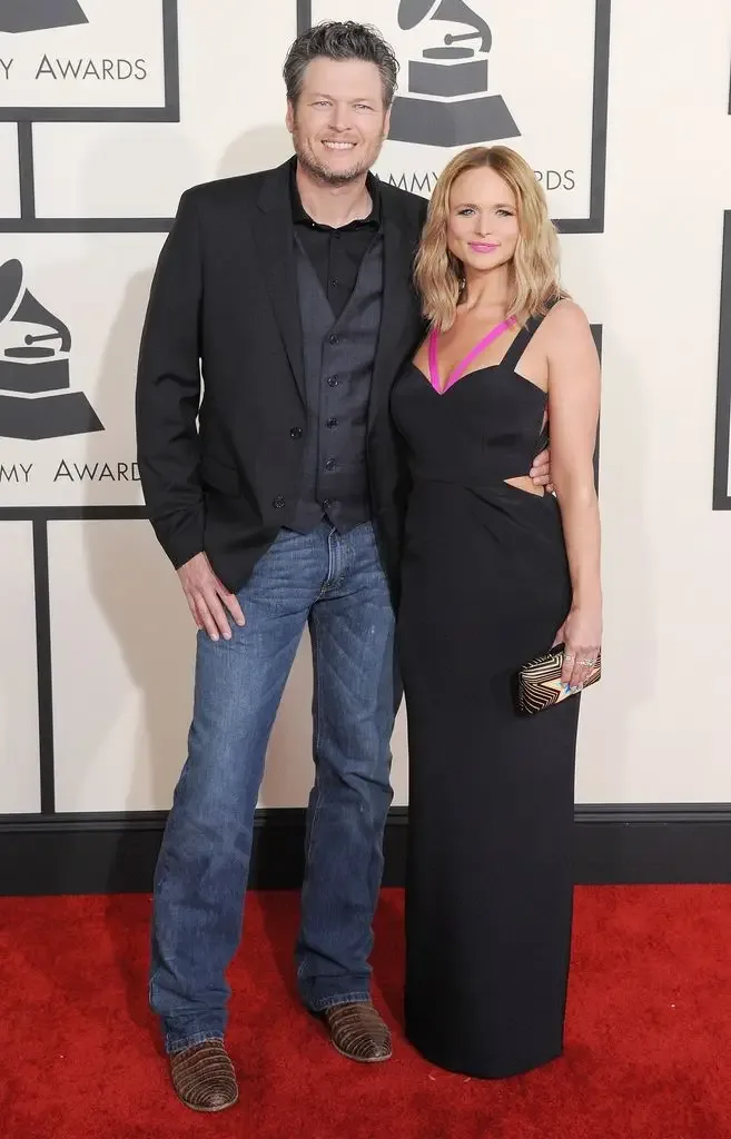 Blake Shelton with her arm around Miranda Lambert on red carpet in 2015