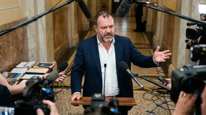 Palazzo Chigi e istituti di credito italiani coinvolti nel dibattito sulla manovra economica