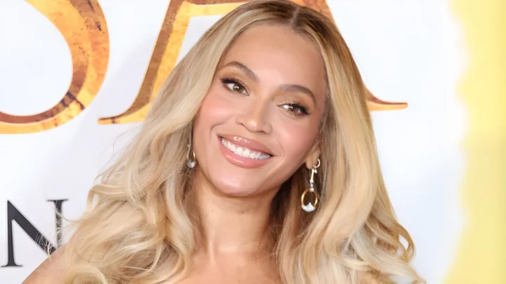 Beyoncé Stuns in Roberto Cavalli Fringe Skirt and Rare Backstage PDA With Jay-Z at 30th Anniversary Show