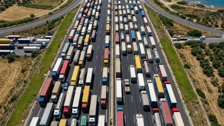 Camion e mezzi pesanti incolonnati durante il blocco degli autotrasportatori