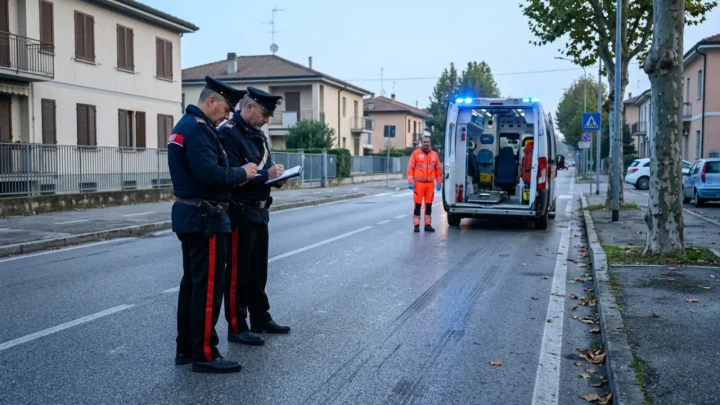 Auto delle forze dell'ordine con lampeggianti accesi durante un intervento notturno per una rissa in strada