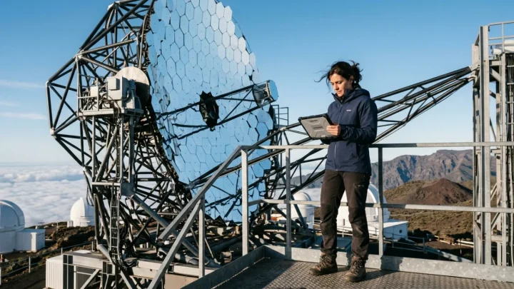Telescopi LST del Cherenkov Telescope Array a La Palma con grandi specchi parabolici