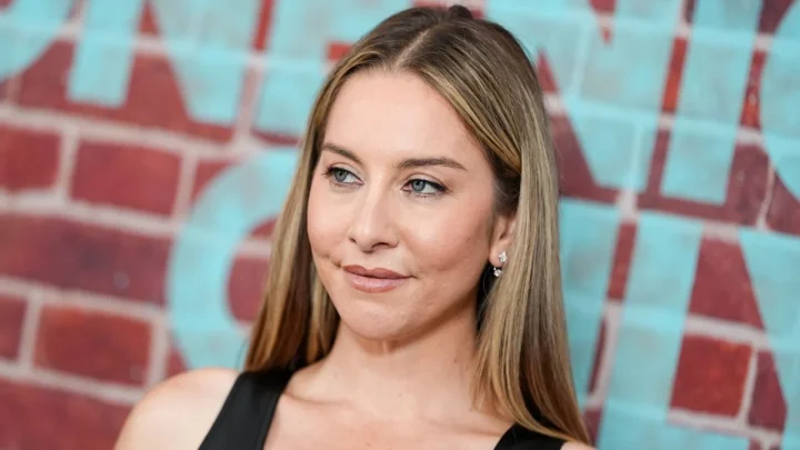 Este Haim’s Night-Out Routine Skips Mascara Entirely—Here Are the Exact Skincare Picks, Luxury Scents, and Rules She Swears By