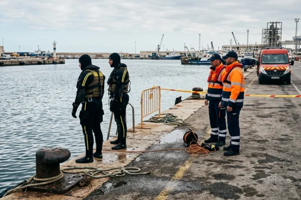 Operazioni di soccorso della Capitaneria di Porto e Vigili del Fuoco vicino alla banchina portuale