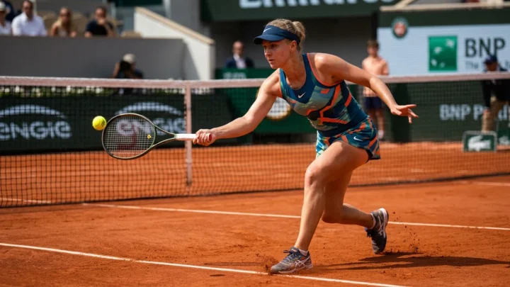 Jeļena Ostapenko concentrata durante uno scambio sul campo da tennis