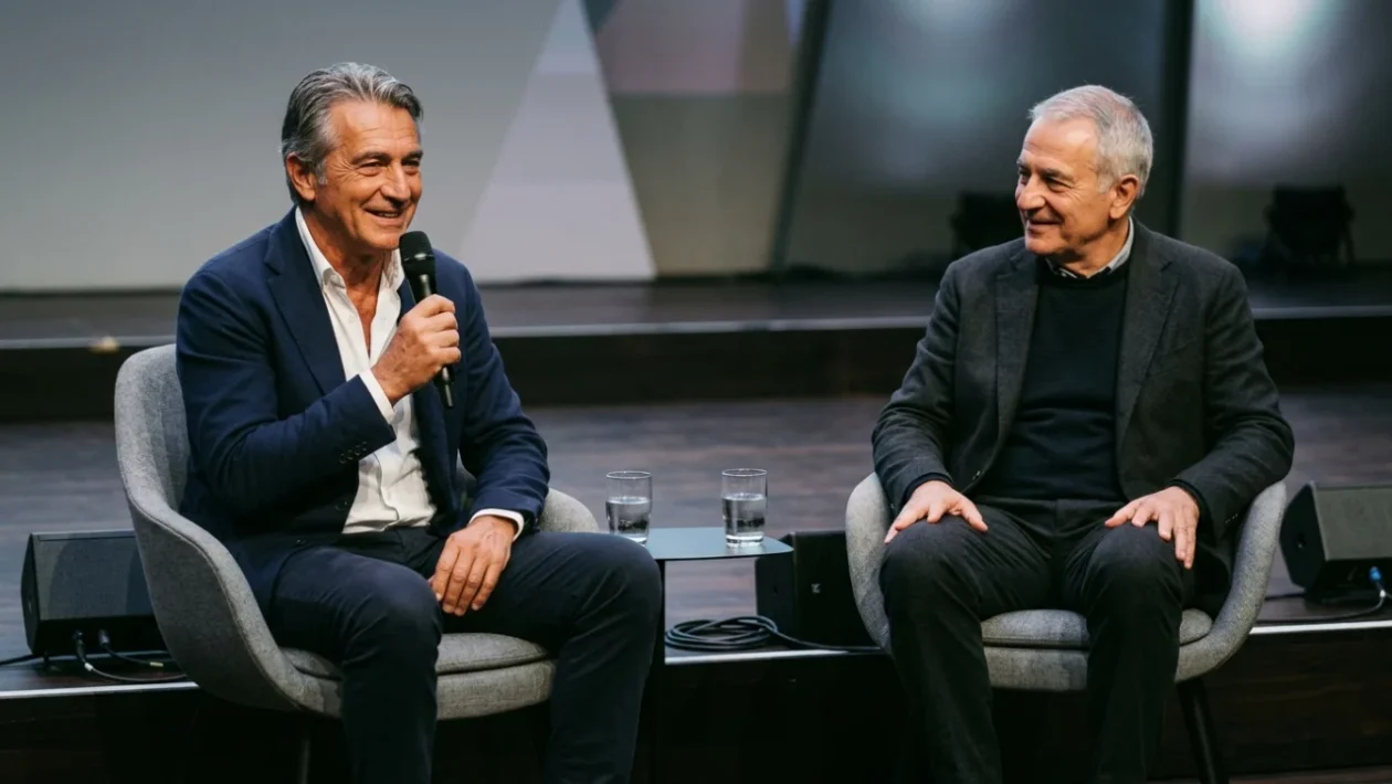 Maurizio Fondriest sul palco del Festival dello Sport di Trento mentre racconta la sua carriera ciclistica