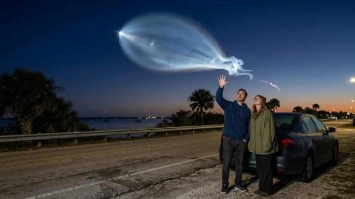 Scia luminosa a forma di medusa lasciata dal razzo Falcon 9 di SpaceX nel cielo all'alba