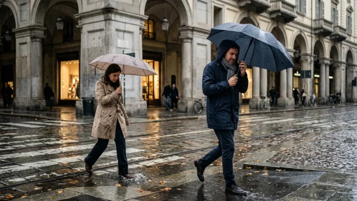 Cielo plumbeo e pioggia battente sui tetti e sulle piazze di Torino
