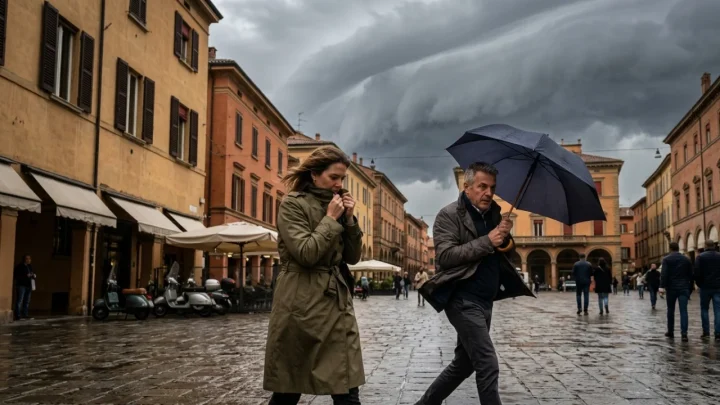 Cielo coperto da dense nubi temporalesche autunnali con pioggia battente
