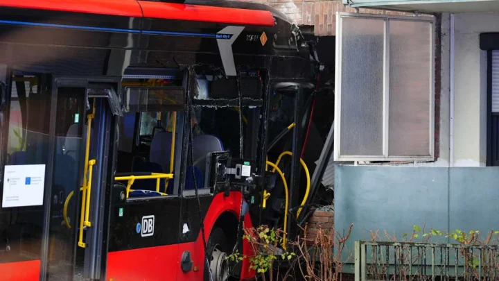 Public Bus Carrying Schoolchildren Slams into Apartment Building After Chaotic Multi-Car Crash, Leaving Over 20 Injured and Driver Trapped