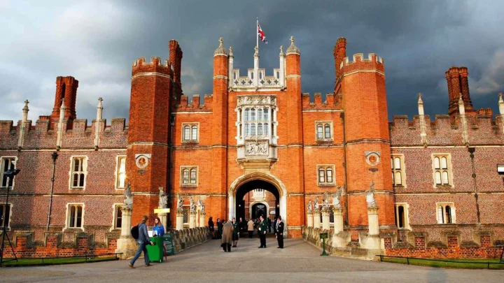 Scientists Sent 1,027 People Into an Allegedly Haunted Royal Palace: What Happened Inside Explains Why We Sense Ghosts
