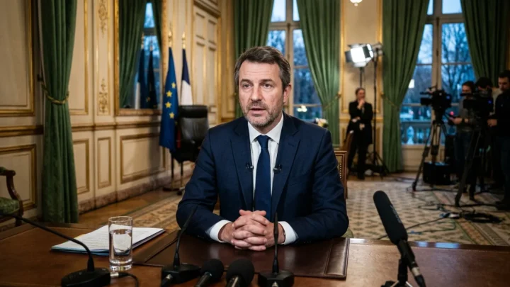 Emmanuel Macron durante il discorso alla nazione sulle violenze in Francia