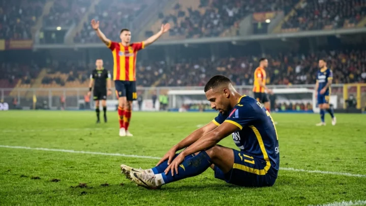 Azione di gioco durante la sfida di Serie B tra Hellas Verona e Catanzaro allo stadio Marcantonio Bentegodi