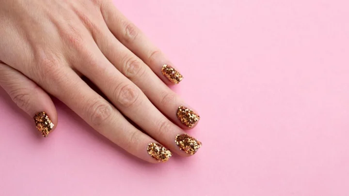 Taylor Swift Just Ditched Traditional Dark Fall Nails for a Shimmering Gold Manicure Built for Guitar Players