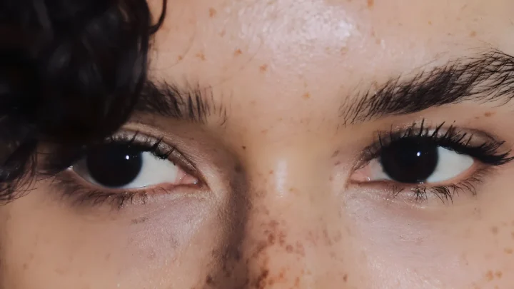 Why Your Mascara Keeps Leaving Dark Smudges Under Your Eyes Every Afternoon—And the Simple Oil Trap Celebrity Artists Say You Must Fix