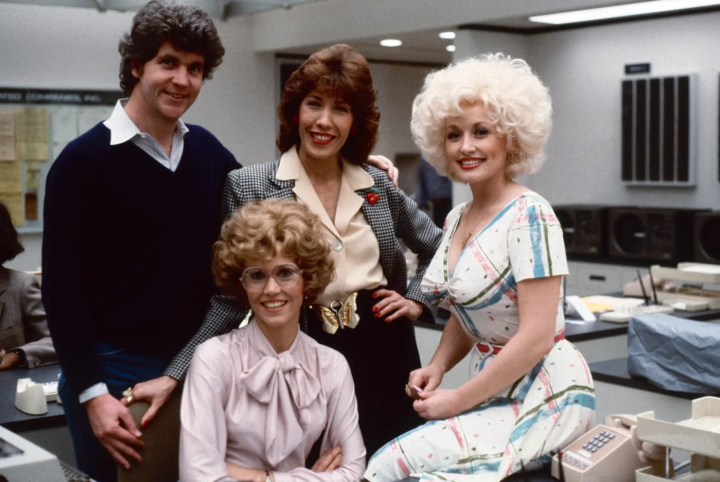 Director Colin Higgins and actors Jane Fonda, Lily Tomlin, and Dolly Parton on the set of