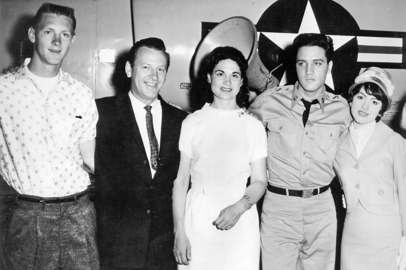 Elvis Presley with Bobby Wright, Johnny Wright, Sue Wright Sturdivant, (son, daughter and husband of), Kitty Wells pose for a photo on the set at Paramount Pictures during the filming of
