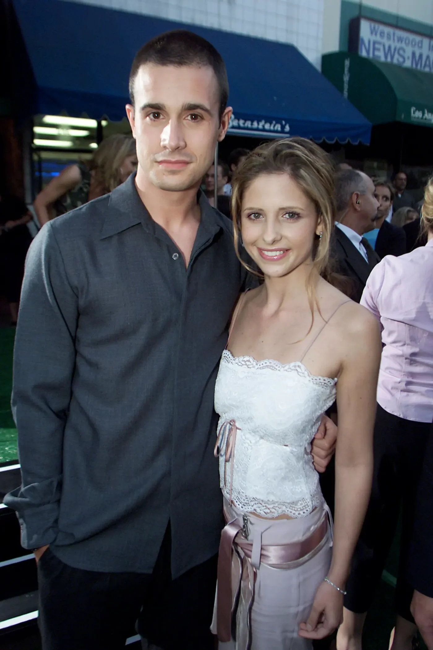 Freddie Prinze Jr. and Sarah Michelle Gellar attending a film premiere.
