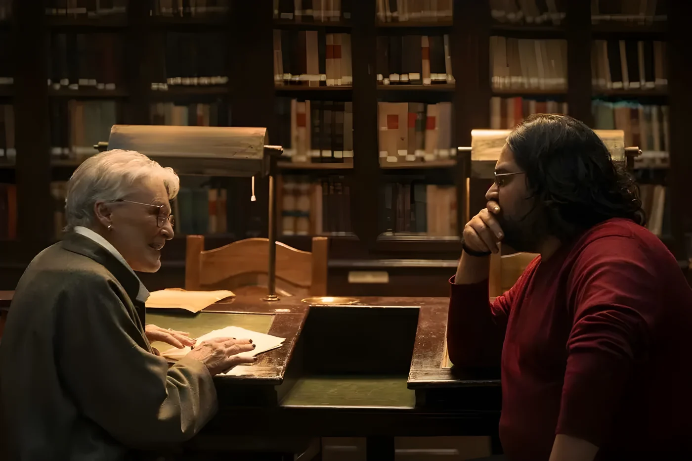 Glenn Close (L) in a scene from La Bola Negra