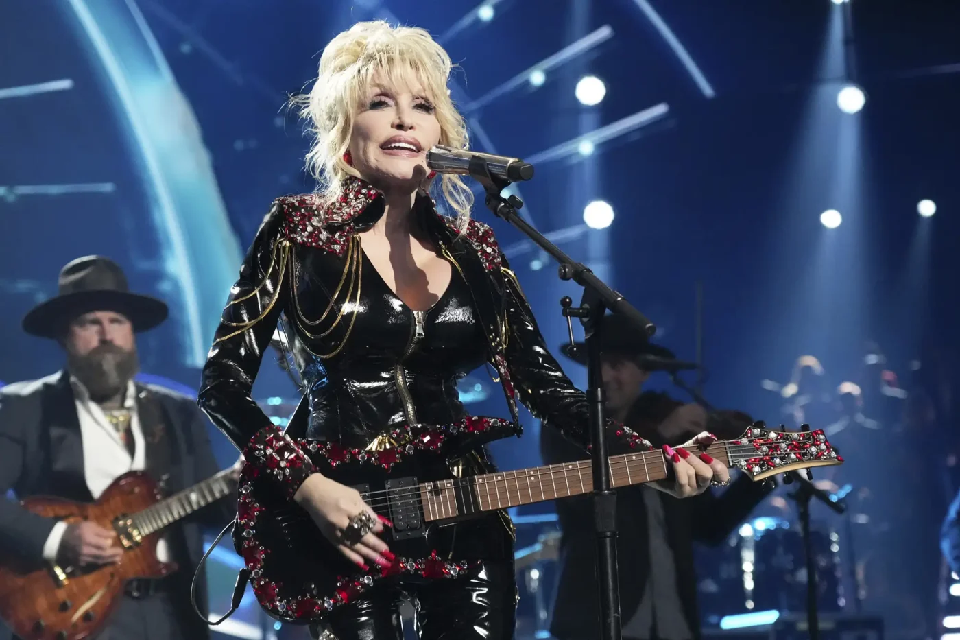 Inductee Dolly Parton performs onstage during the 37th Annual Rock & Roll Hall of Fame Induction Ceremony at Microsoft Theater on November 05, 2022 in Los Angeles, California.
