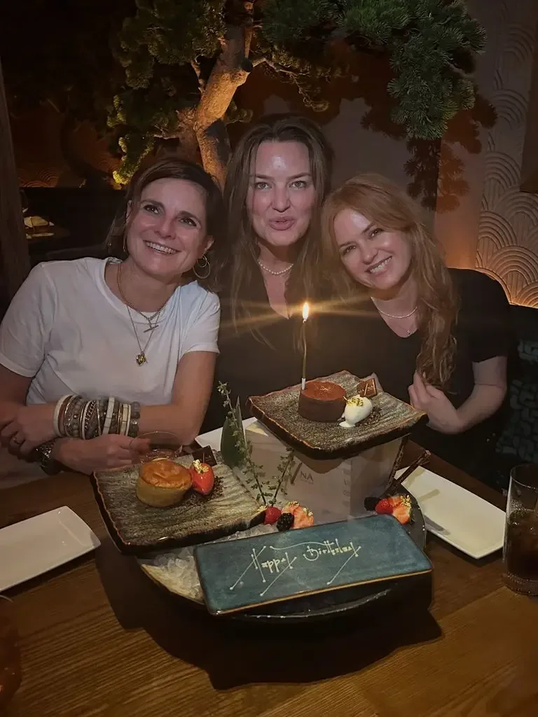 isla fisher dining out with friends