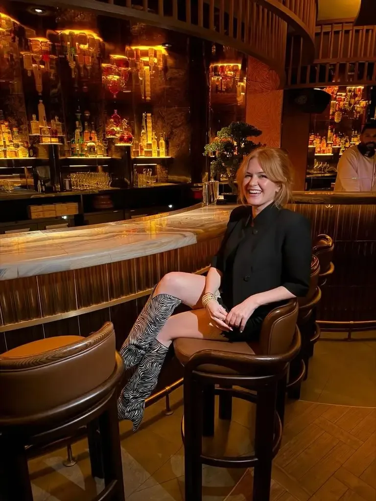 isla fisher sitting at a bar