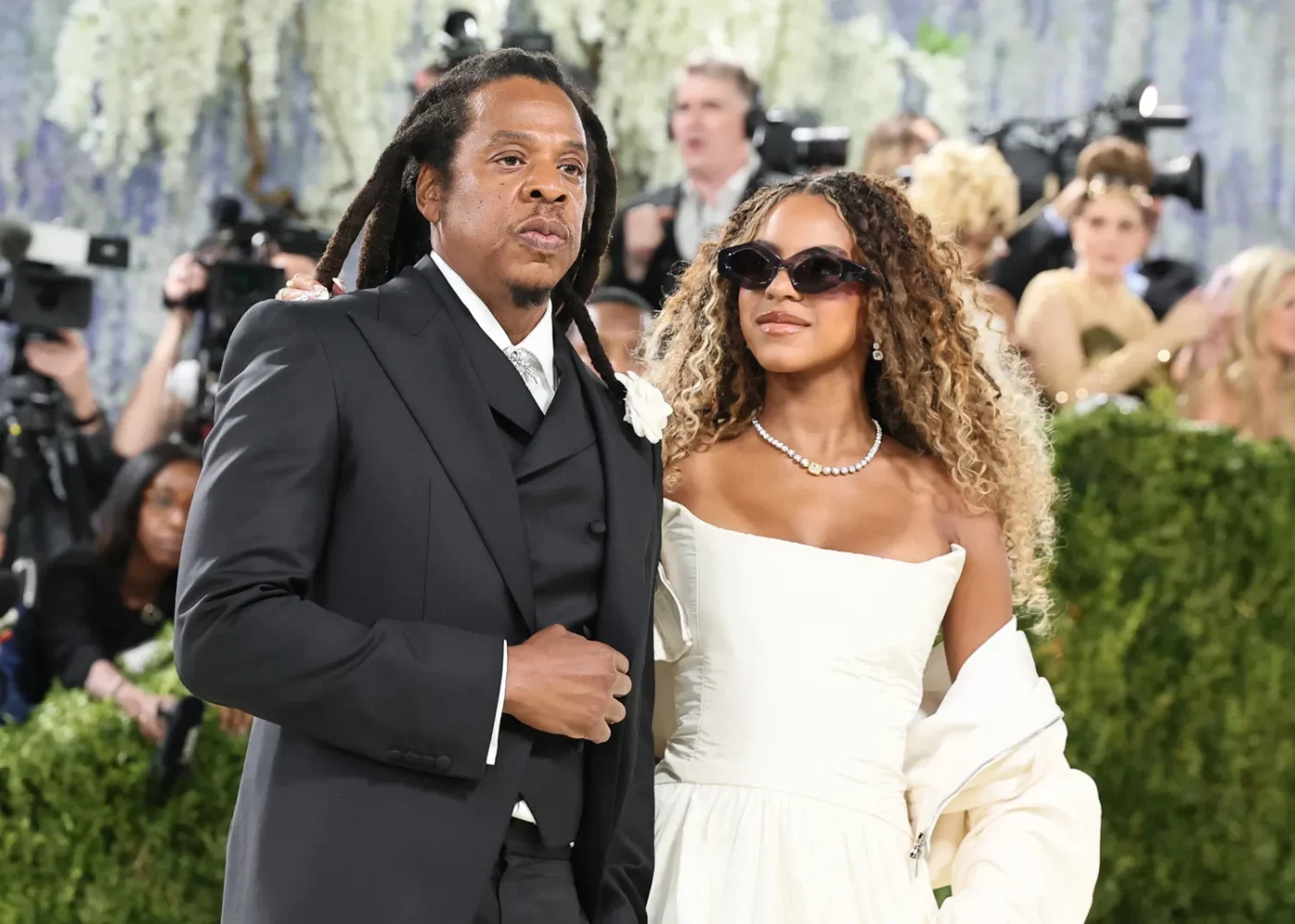 JayZ attending an event dressed formally