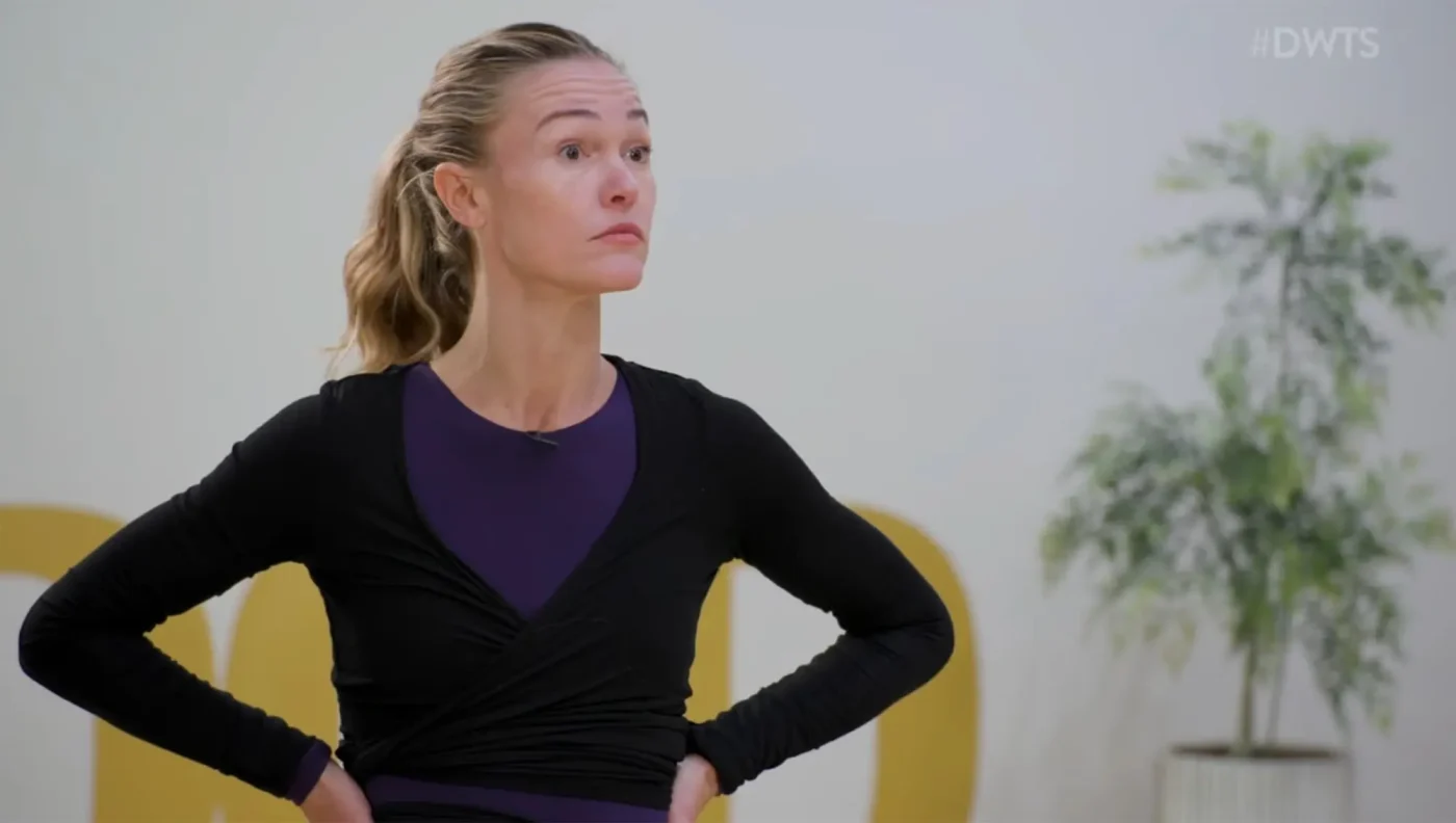 Julia Stiles looks tired and frustrated during a rehearsal.