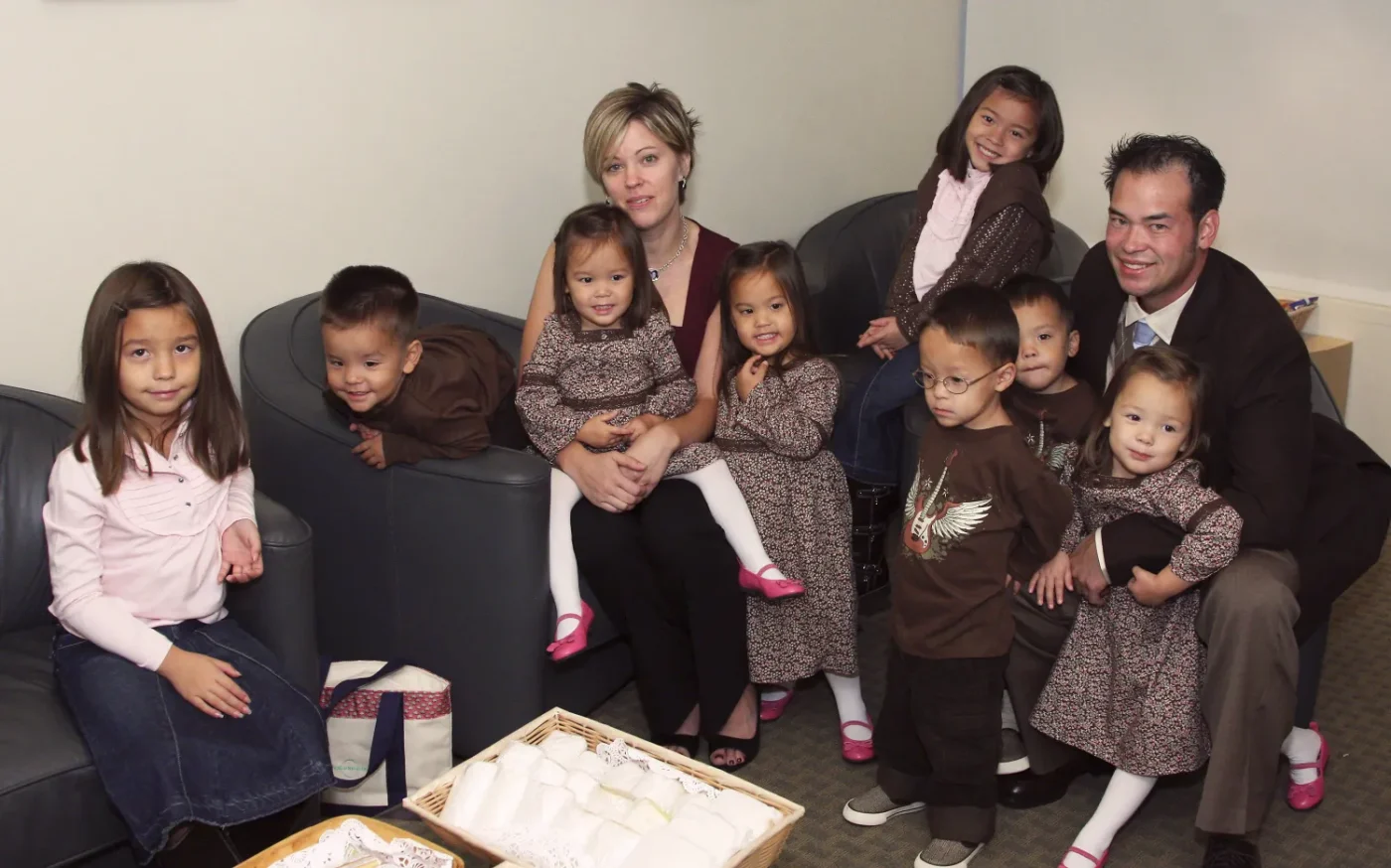 Kate Gosselin and John Gosselin with their twin daughters and sextuplet