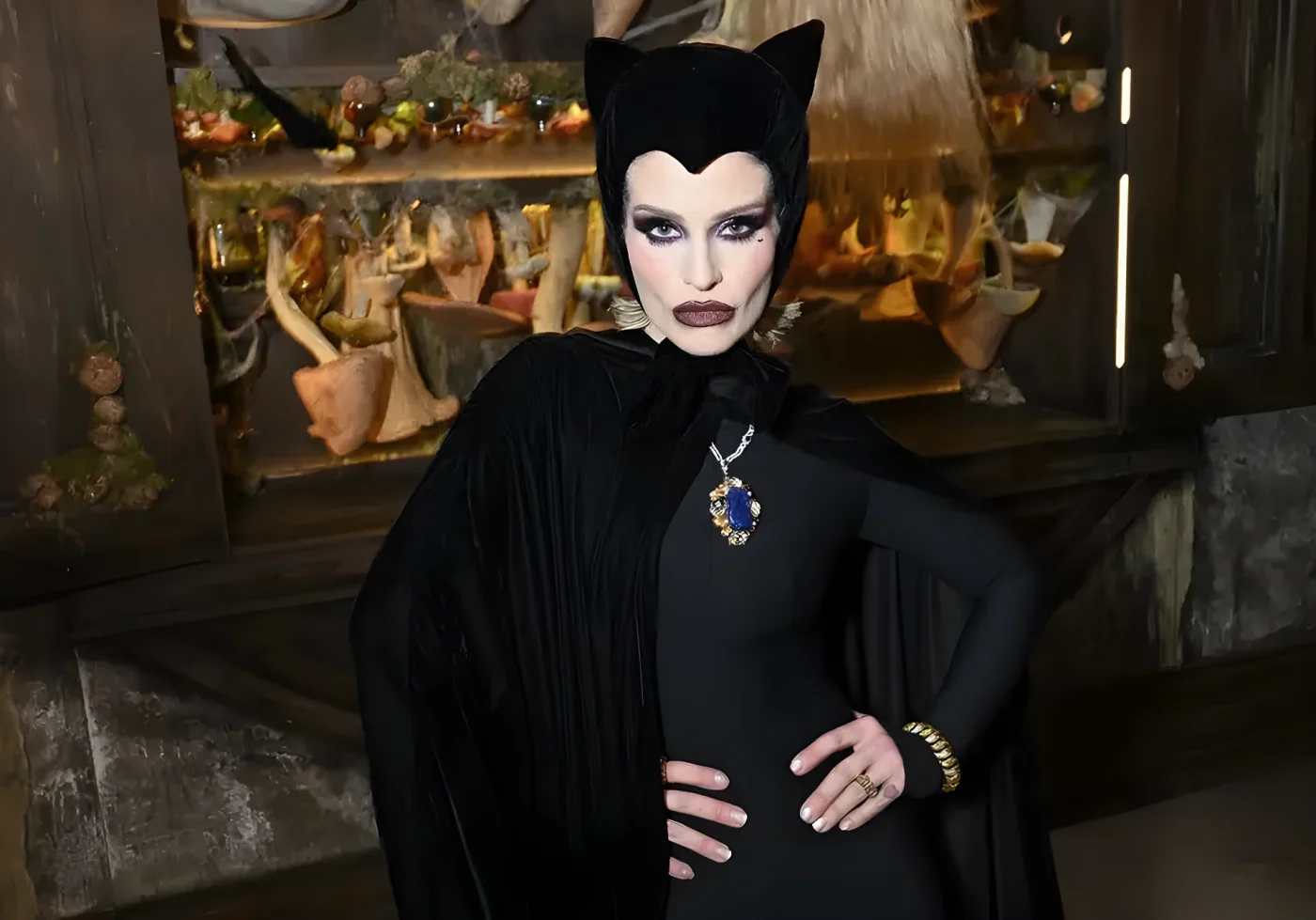 Kelly perfected her look with a smokey eye and a tiny drawn bat