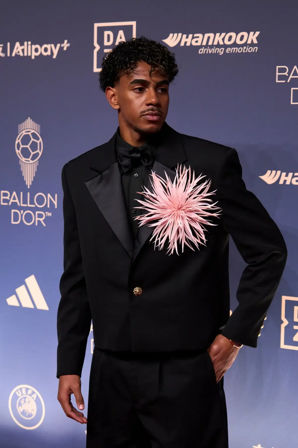 Lamine chaqueta chanel balon de oro look